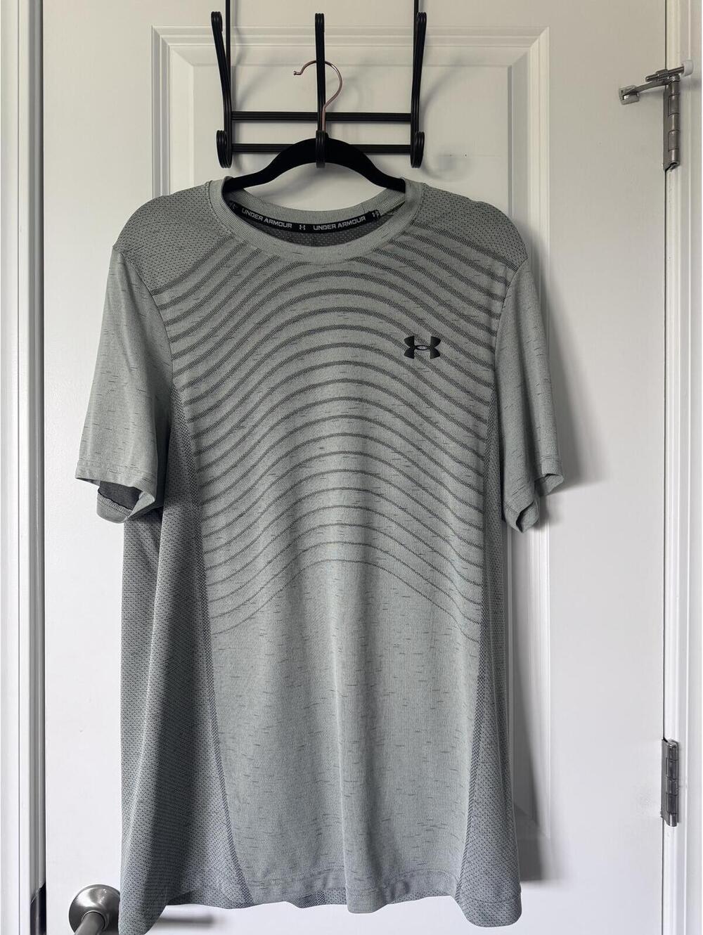 Under Armour Men's Gray Short Sleeve Athletic Shirt